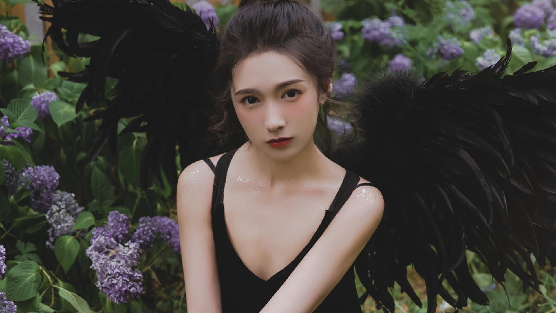 竞争激烈的比赛中球队击败对手，收获胜利，比赛竞争激烈怎么形容