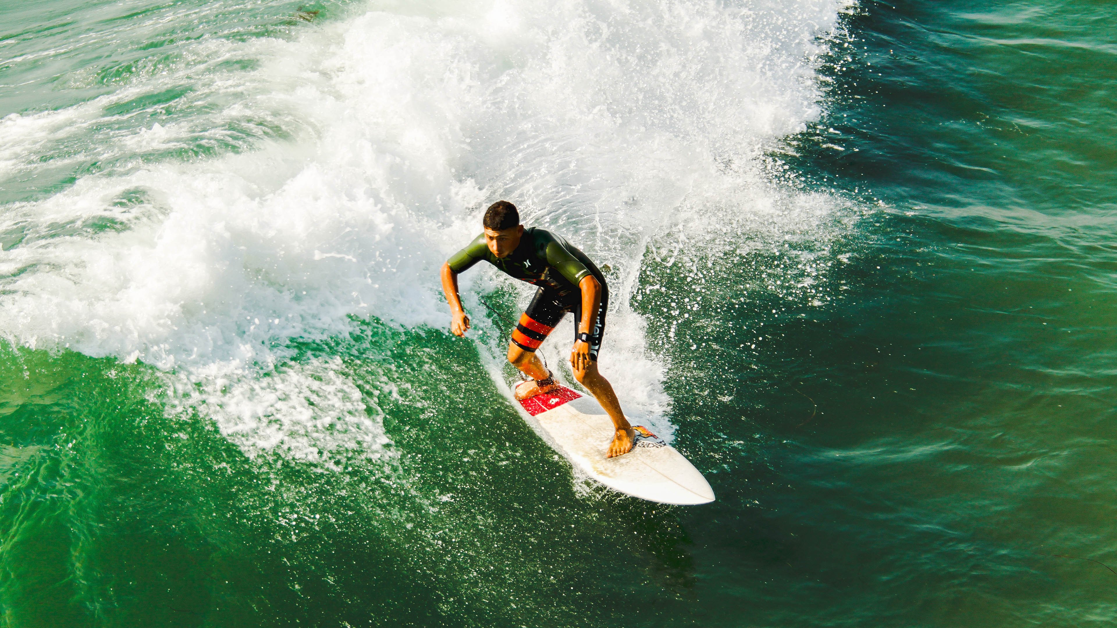 华体会体育官方网址-_亲子同场：家庭成员参与网球运动的趣味故事_，关于网球的小故事